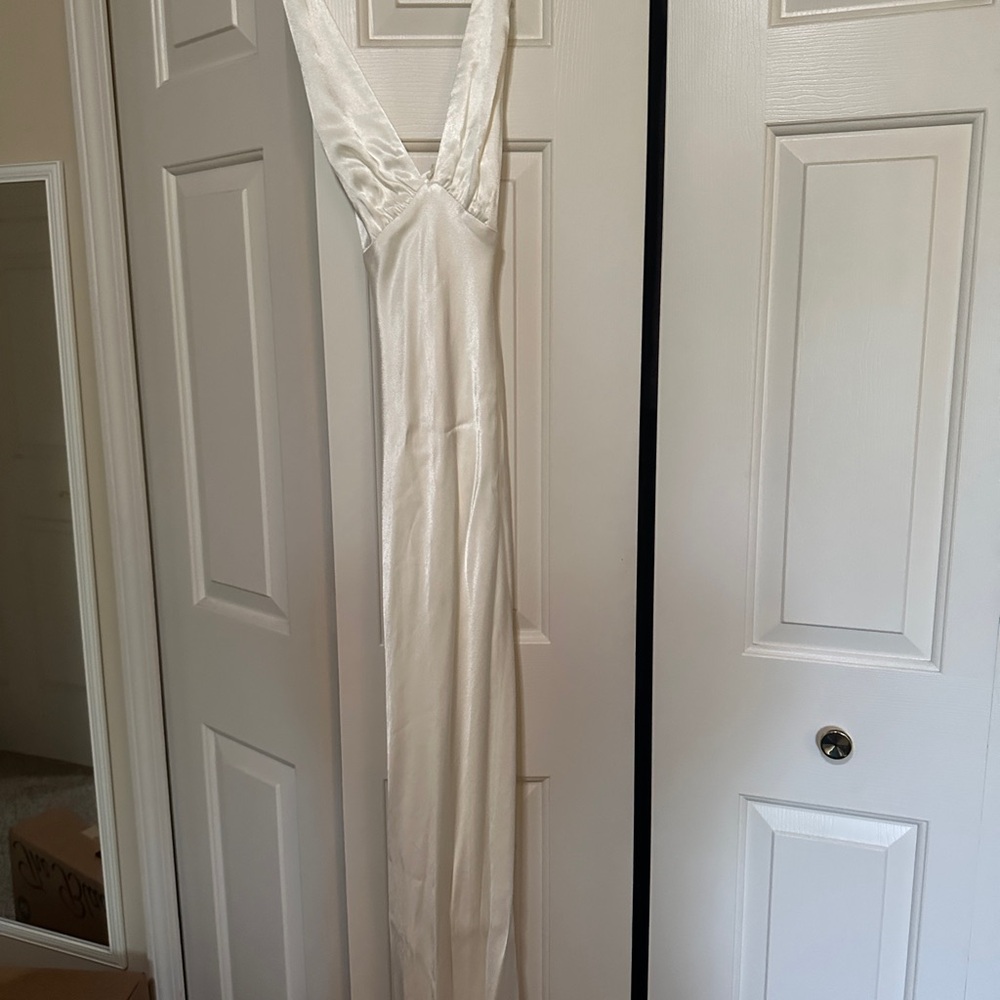 Minimalist White Cross-Back Backless Slip Dress - Picture 4 of 4